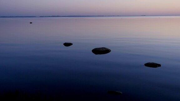 傍晚在蓝色的湖面上