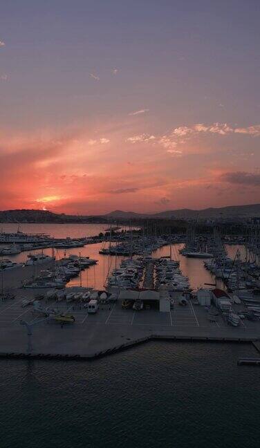 空中垂直4k镜头的Faliro码头与船只和游艇在雅典里维埃拉希腊在夏天的日落