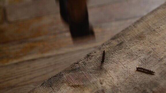 用锤子把不锈钢钉从木板上敲下来近宏自攻螺钉因使用不当而减少