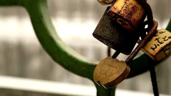 爱情锁在桥的栏杆上