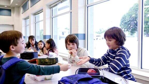 男生们在学校的自助餐厅一起享用午餐