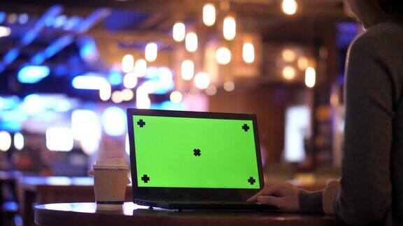 笔记本电脑在模拟的绿色屏幕上工作