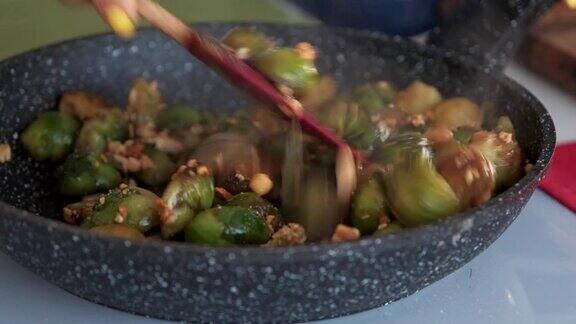适当的营养素食主义俯视图烤花椰菜在锅