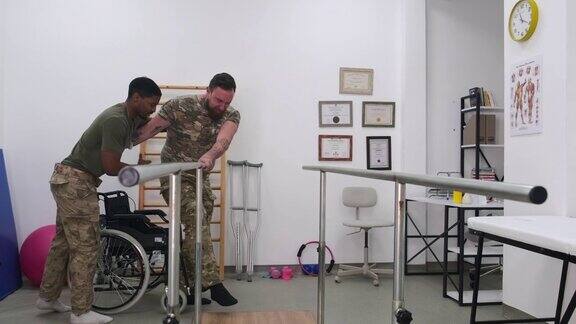 一名年轻的军人在康复中心使用双杠