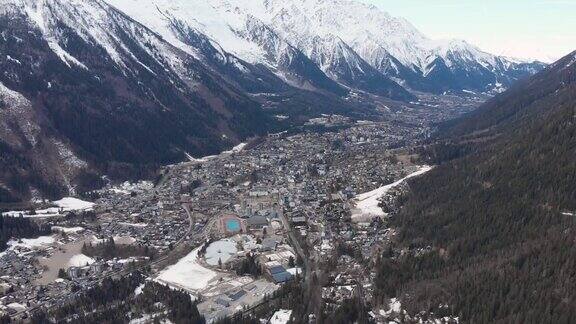 鸟瞰图夏蒙尼勃朗峰脚下的一个村庄冬季高山度假胜地