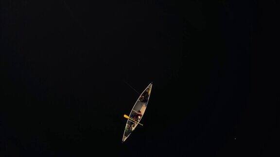 小船漂浮在黑暗的水面上