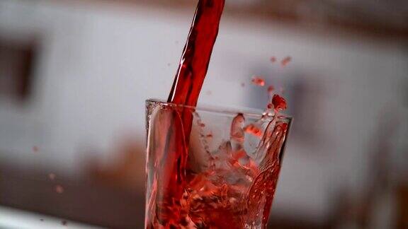 冰樱桃汁倒入玻璃杯超级慢动作