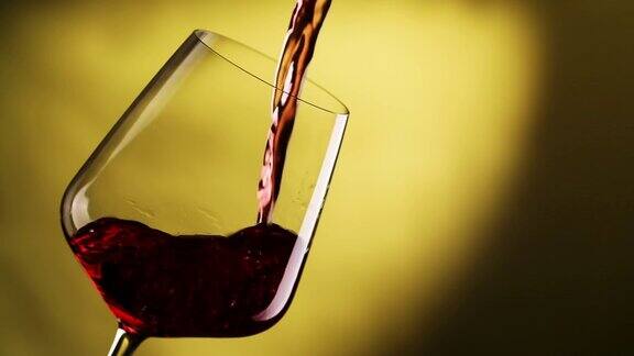 红酒形成美丽的波浪在戏剧性的背景下葡萄酒倒进酒杯