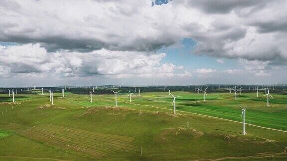 鸟瞰草原上的风力涡轮机农场