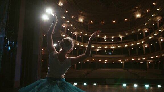 在剧场舞台上的表演美丽的芭蕾舞女演员