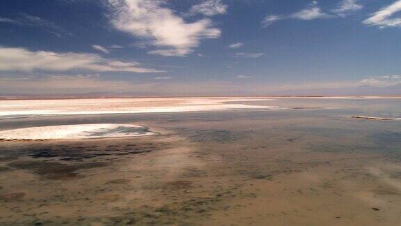 阿塔卡马沙漠的天空和盐湖