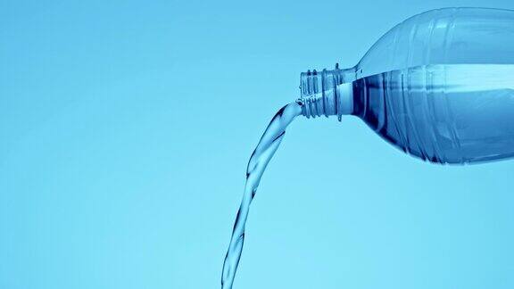 水从塑料瓶口流出