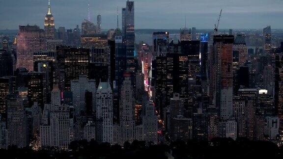 空中美景令人惊叹的纽约城市灯光与中央公园的夜晚