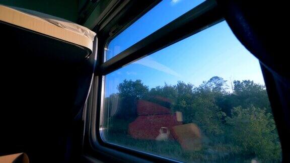 火车车厢的窗口关闭夏天旅行