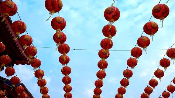 许多人在神龛里摆着中国新年装饰的灯笼彩灯上的祝福文字寓意拥有财富和幸福