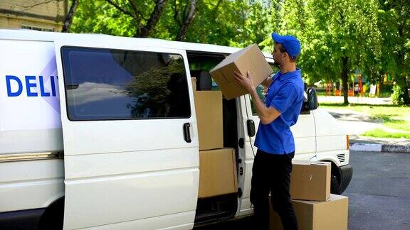 快递从货车上取箱子搬家公司服务搬家公司