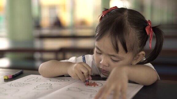 可爱的小女孩用蜡笔画画