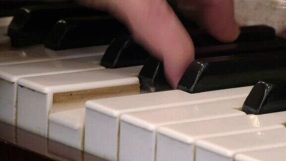 钢琴家拼命地弹钢琴