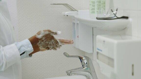 女医生在医院洗手