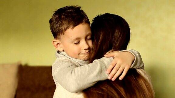 快乐的男孩温柔地拥抱他的母亲