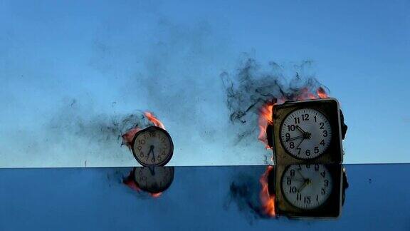 时间是火在镜子上烧了两个旧闹钟