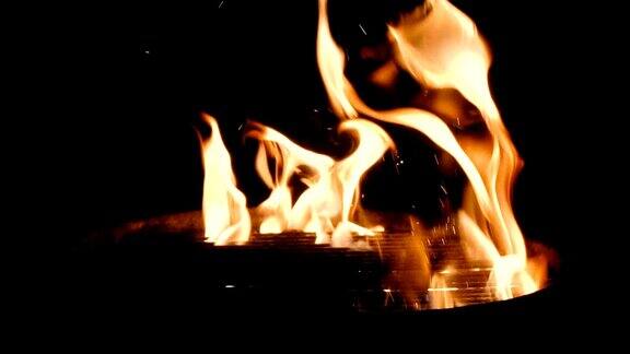 火焰烧烤与火花和火焰