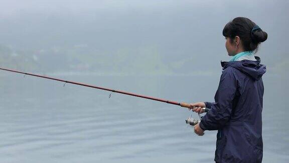 在挪威一名妇女正在用钓竿纺纱