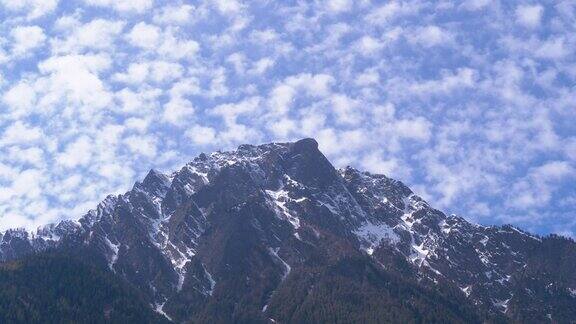瑞士阿尔卑斯山雪山的山峰全景