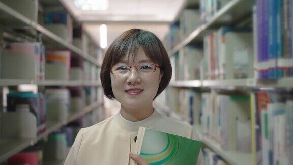 图书馆里的亚洲女人