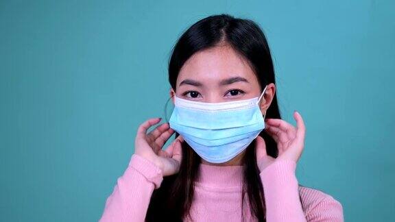 微笑的亚洲妇女戴着正畸固位器在蓝屏背景牙齿护理和牙齿健康