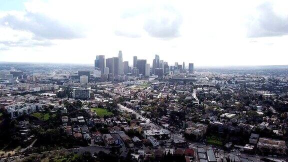 4K无人机拍摄的洛杉矶市区及其周围的房屋和建筑
