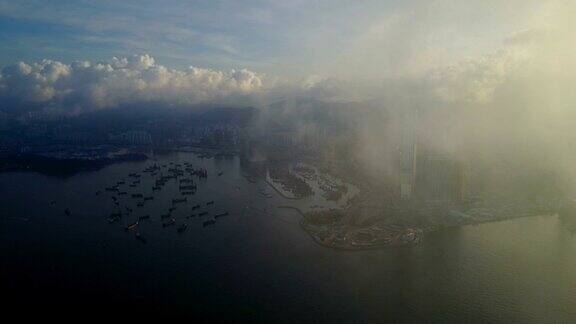 浓雾下的香港维多利亚港城市景观航拍