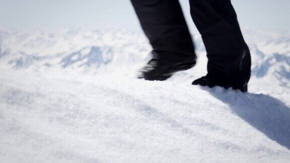 登山者在山上走过雪