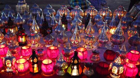马拉喀什市场上的小灯笼和蜡烛的夜景