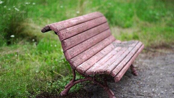 用来休息的旧木凳公园里肮脏破旧的长椅
