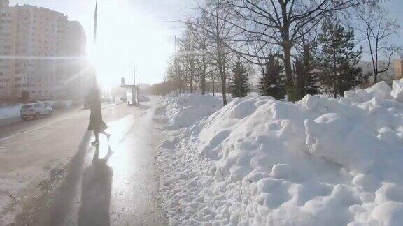 一场大雪过后在莫斯科城市住宅区清理公园的小路