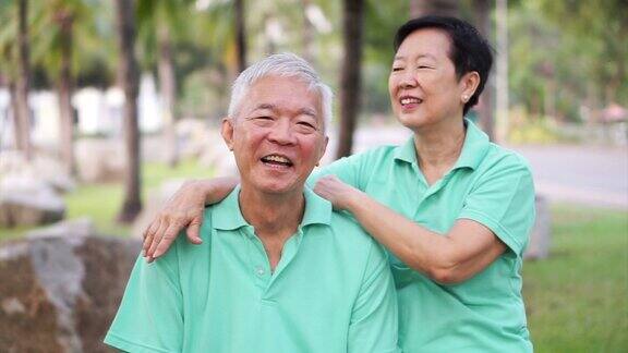 快乐的亚洲老夫妇微笑后在公园运动
