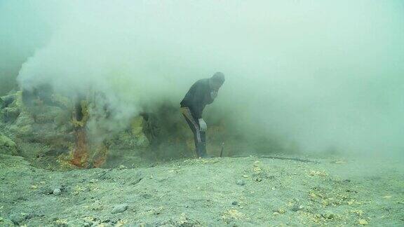 卡瓦伊真火山硫磺被开采的地方
