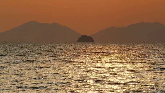 日落时海面上出现长尾船的剪影