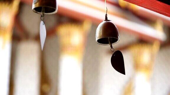 在泰国寺庙教堂的走廊上挂着小铃铛