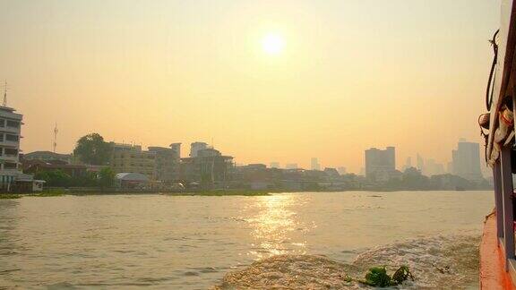 乘游船在湄南河上国王之河泰国旅游