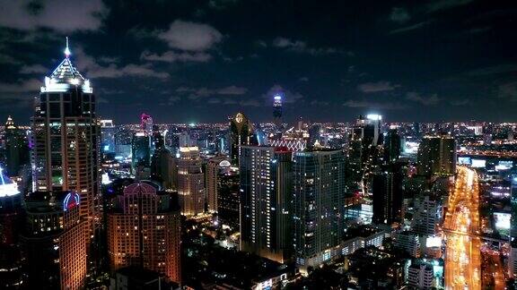 曼谷的地标性金融商业区与摩天大楼在曼谷素坤逸区夜间鸟瞰图