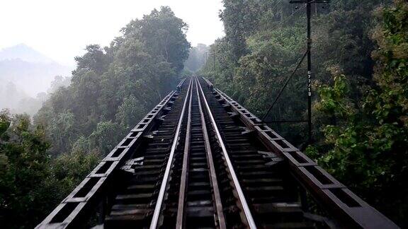 泰国农村的铁路桥