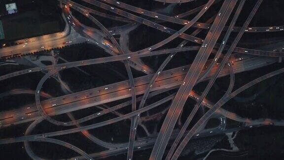 鸟瞰图的天桥和繁忙的交通在夜间