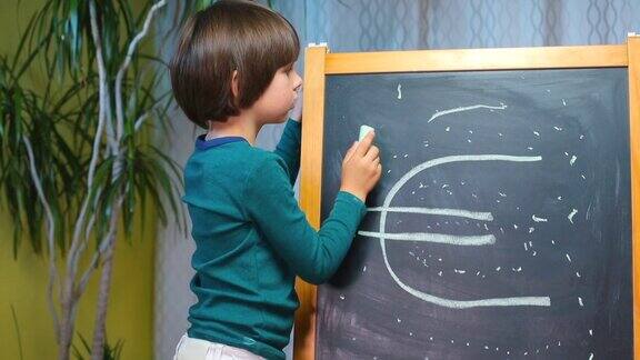 男孩在黑板上画画