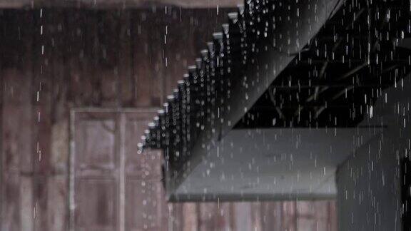 4K雨滴从老木屋的屋顶落下