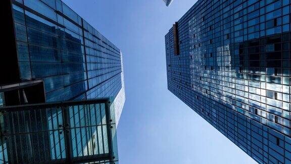 办公楼和天空视图