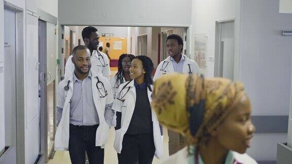 医学生队伍走过医院走廊