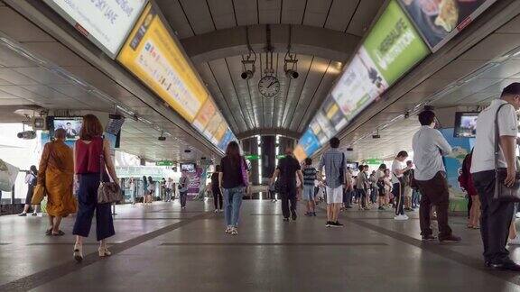 时间流逝:人们在曼谷地铁站旅行泰国