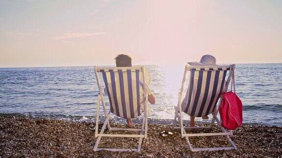 日落时分一对夫妇坐在海滩上
